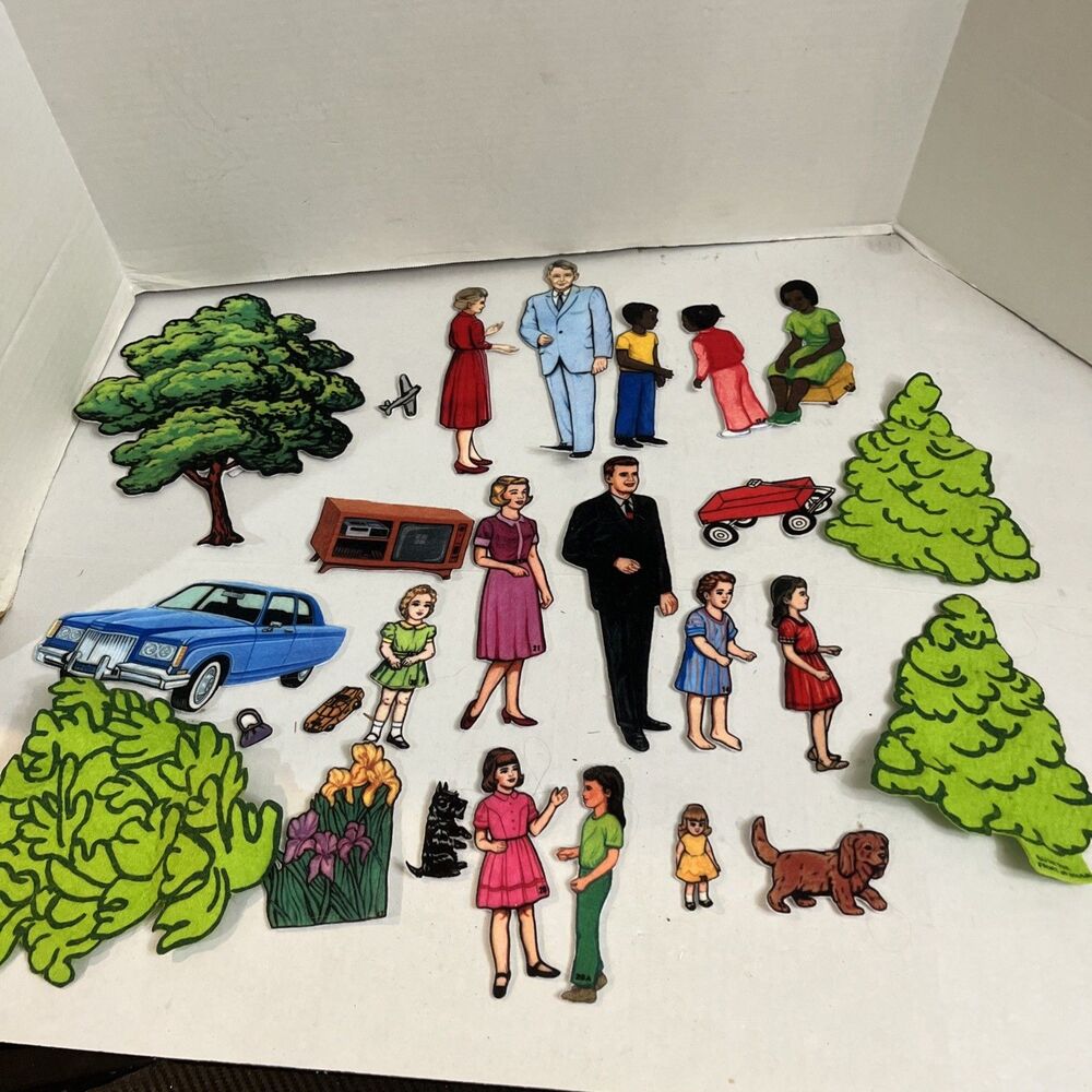 Vintage Mid Century Lot of 25 Felt Fabric Cut Out Pretend Play Dolls + Accesorie